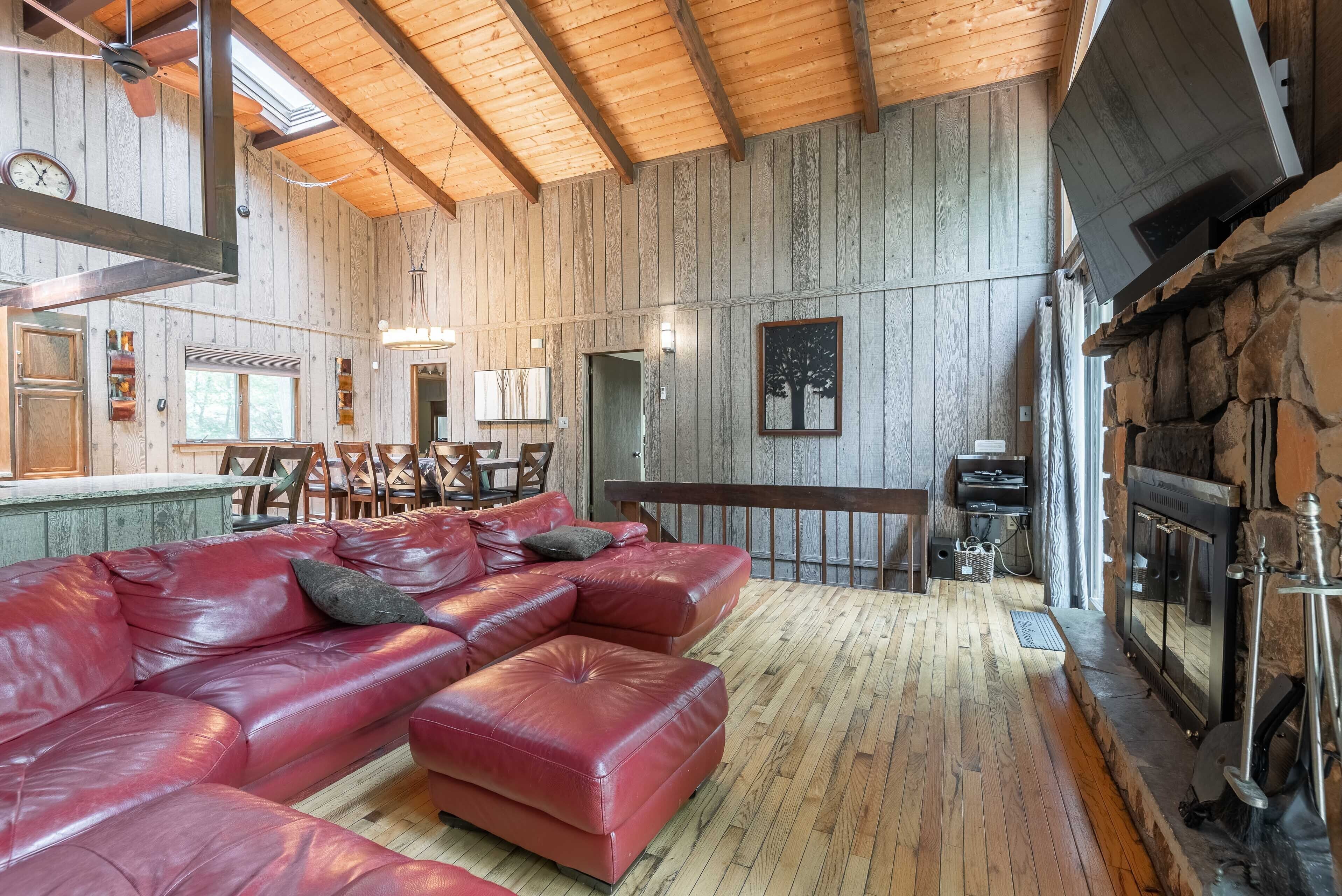 Beautiful Rustic Cabin! Pool Table, 6 TVs, WiFi, Linens/Towels, A/C,FirePit