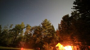 Un terrain de camping avec des tentes et un feu de camp.