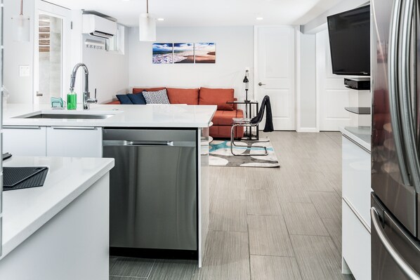 Réfrigérateur, micro-ondes, four, plaque de cuisson