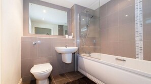 Căn hộ phong cách cổ điển, 2 phòng ngủ, quang cảnh thành phố | Phòng tắm | Vòi sen/bồn tắm kết hợp, đồ dùng nhà tắm miễn phí