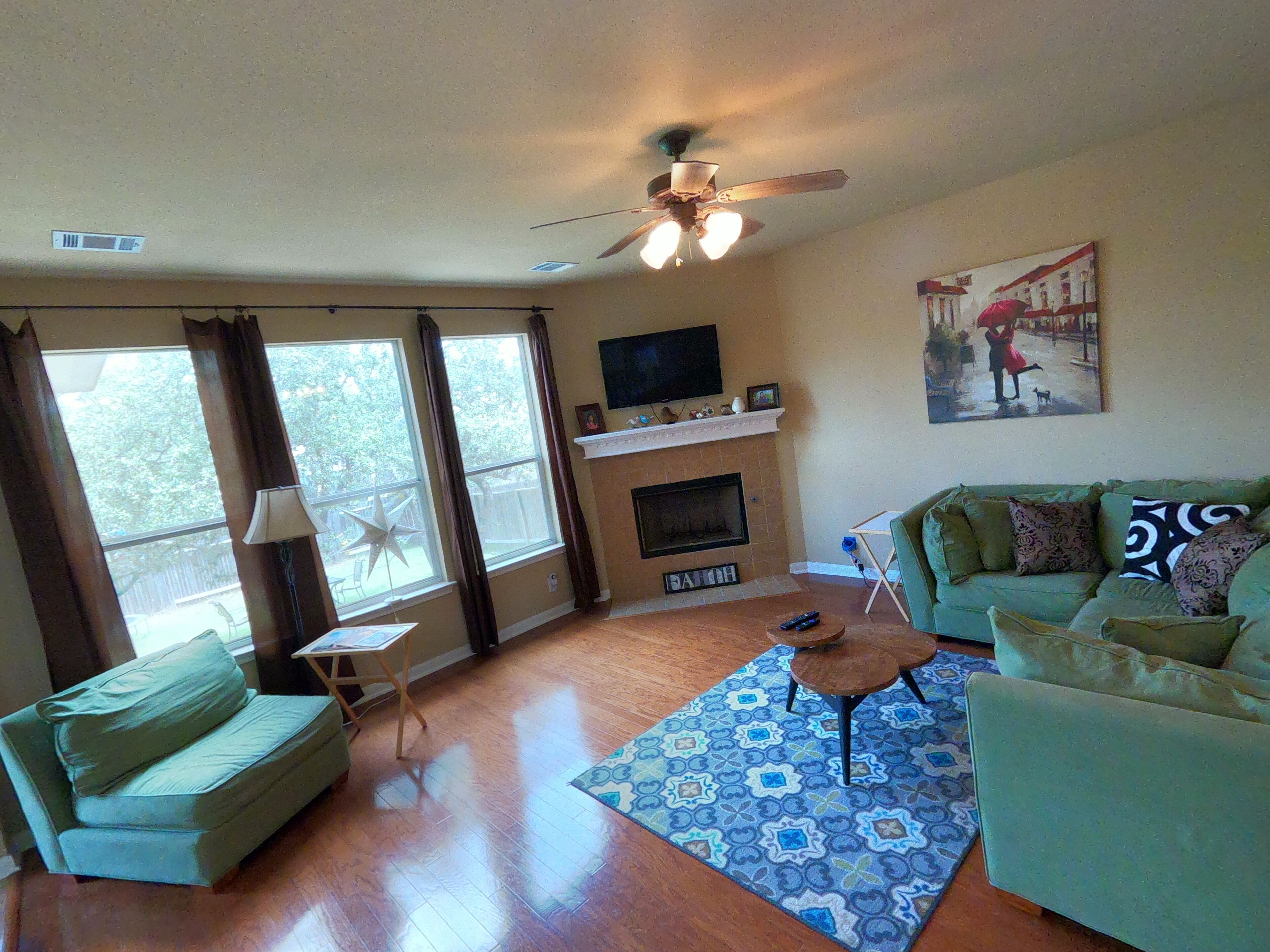 Smart TV, chimenea, reproductor de DVD, oficina