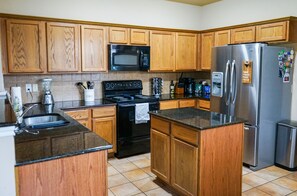 Fridge, microwave, oven, stovetop - Spacious and Great Sunset View at Stone Oak area (San Antonio)