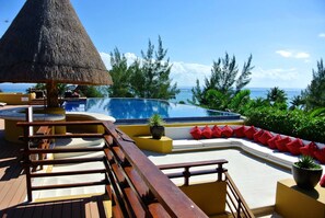 An infinity pool - Spectacular penthouse condo on the beach and walking distance to fifth street (Playa del Carmen)