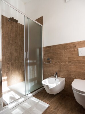 Doccia, asciugacapelli, bidet, asciugamani