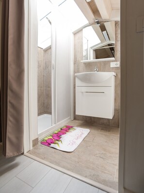 Dusche, Haartrockner, Bidet, Handtücher