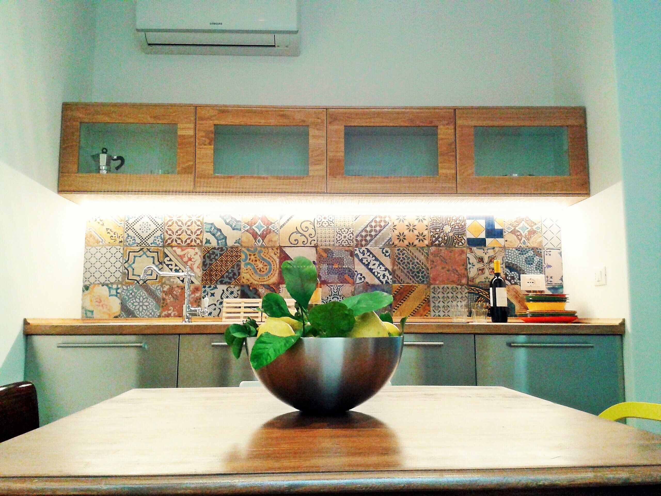 Kühlschrank, Herdplatte, Wasserkocher, Kochgeschirr/Geschirr/Besteck