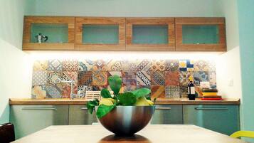 KĂŒhlschrank, Herdplatte, Wasserkocher, Kochgeschirr/Geschirr/Besteck