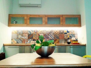 Kühlschrank, Herdplatte, Wasserkocher, Kochgeschirr/Geschirr/Besteck