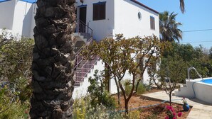 A white building with a balcony and a staircase leading to the entrance. - Algarvian House - Arroteia "Carpenter Houses" (Tavira)