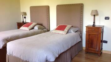 4 quartos, ferros/tábuas de passar roupa, Wi-Fi, roupa de cama