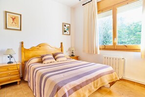 4 habitaciones, tabla de planchar con plancha y cuna de viaje 