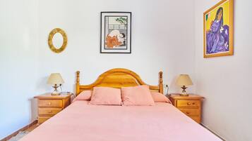 4 slaapkamers, een strijkplank/strijkijzer, reisbedje, gratis wifi