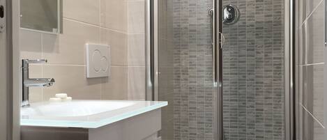 Shower, hair dryer, bidet, towels