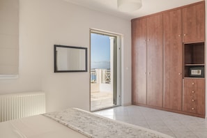 3 bedrooms, in-room safe, desk, iron/ironing board