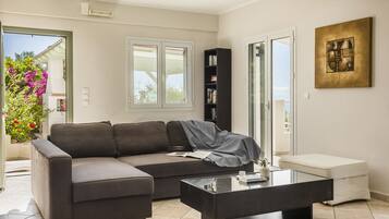 Een televisie, een open haard, een dvd-speler en tafelvoetbal