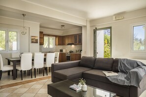 TV, peis, DVD-spiller og fotballspill