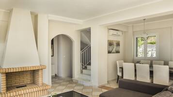 Een televisie, een open haard, een dvd-speler en tafelvoetbal