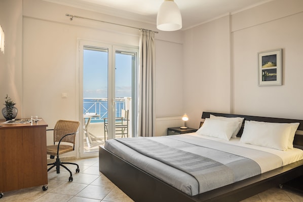 3 bedrooms, in-room safe, desk, iron/ironing board