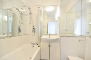 Căn hộ, 2 phòng ngủ | Phòng tắm | Bồn tắm, đồ dùng nhà tắm miễn phí, máy sấy tóc, khăn tắm 