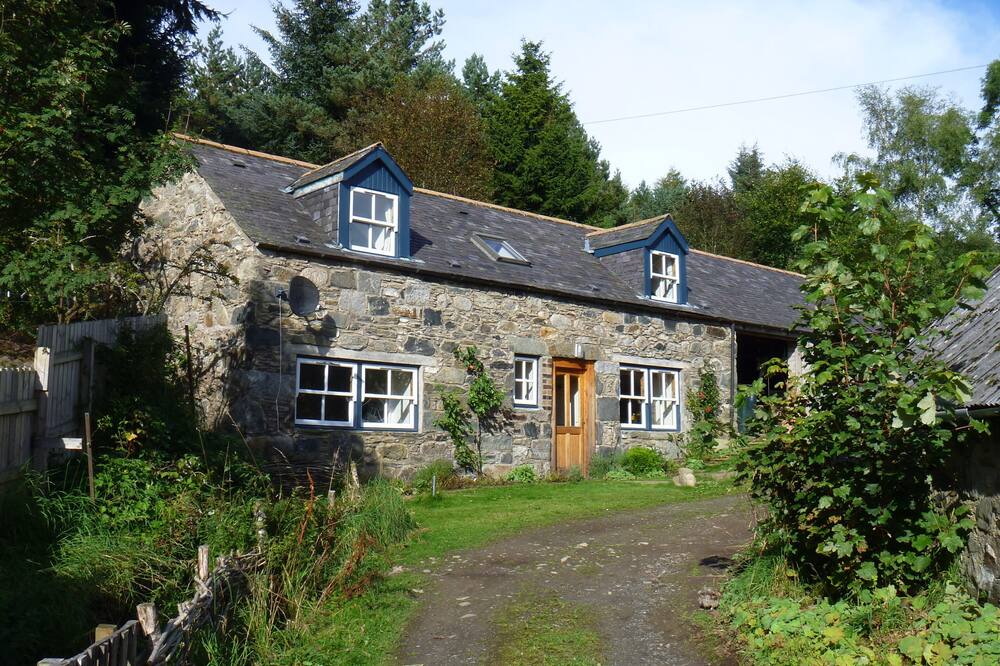 Self catering cottage on organic smallholding in Highland Perthshire