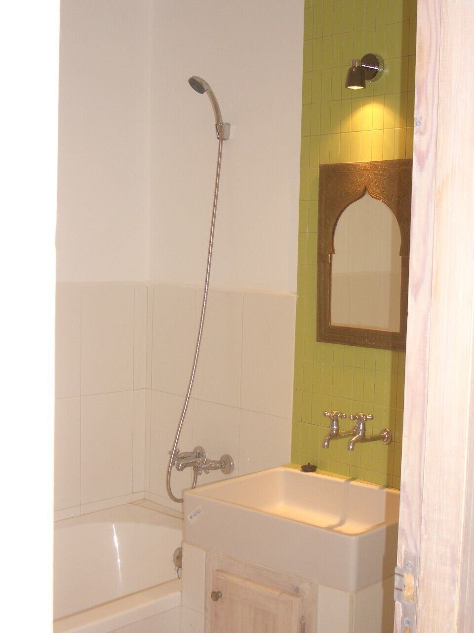 Une salle de bain avec une baignoire, un lavabo et une douche.