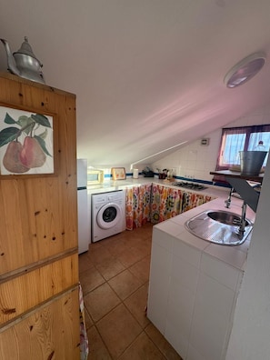 Réfrigérateur, micro-ondes, plaque de cuisson, cafetière/bouilloire