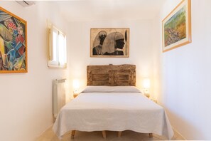 3 habitaciones, tabla de planchar con plancha y cuna de viaje