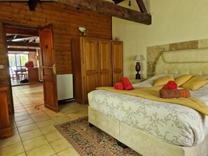 5 chambres, coffre-fort, bureau, fer et planche à repasser