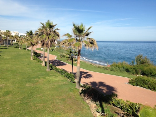 LUXURIOUS APARTMENT NEAR THE BEACH WITH SEA VIEWS IN ESTEPONA