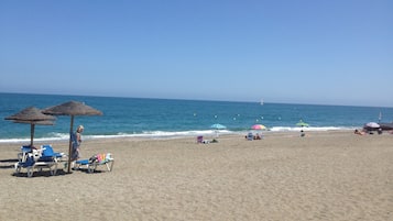 Una spiaggia nelle vicinanze, lettini da mare