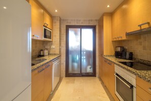 Frigorífico, microondas, horno y placa de cocina