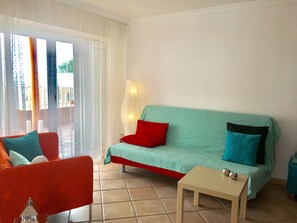 Een televisie, boeken en een stereo