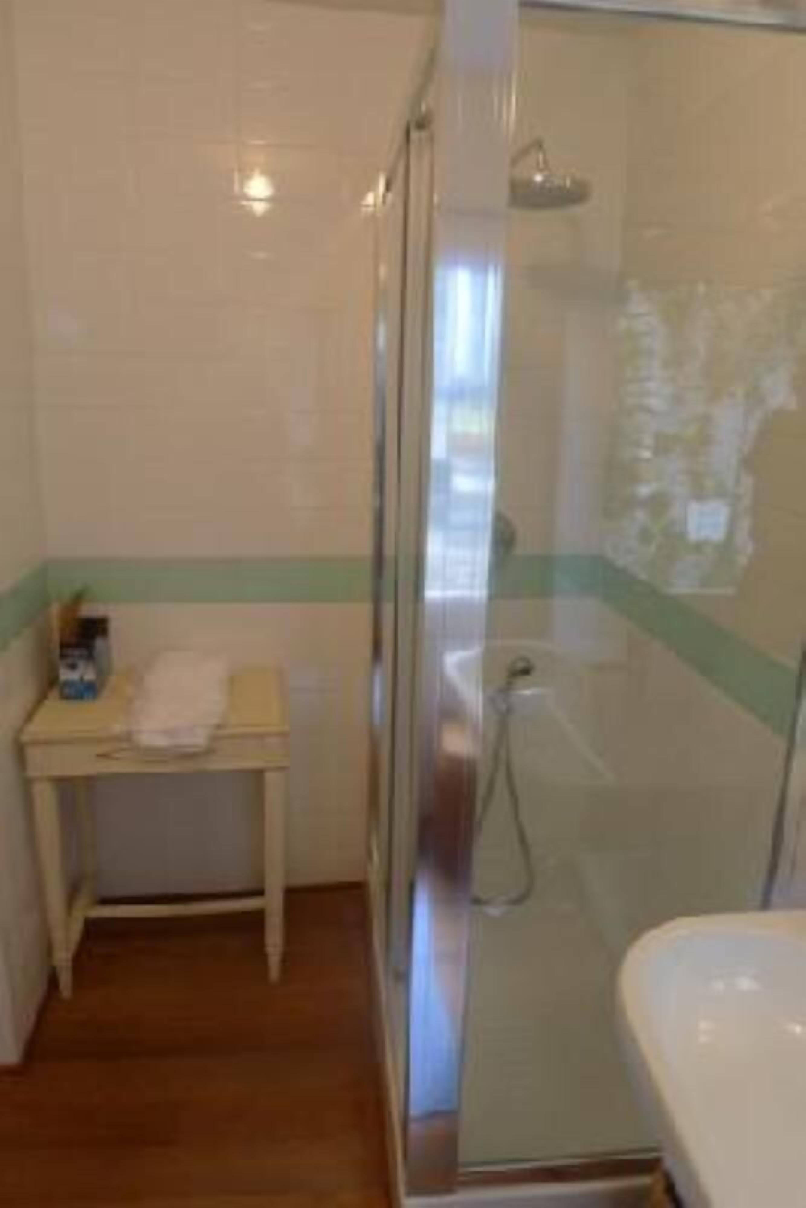 Badewanne, Haartrockner, Bidet, Handtücher