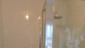 Badewanne, Haartrockner, Bidet, Handtücher