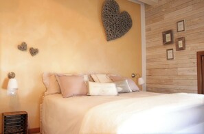 2 bedrooms, in-room safe, desk, iron/ironing board - Relax by the pool, pamper yourself in the wellness, sip a good local wine (Faedis)