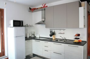 Frigorifero, microonde, forno, piano cottura