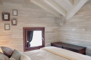 2 bedrooms, in-room safe, desk, iron/ironing board