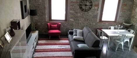 Smart-TV, Videospiele, DVD-Player, Tischtennisplatte