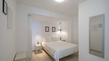 1 habitación, tabla de planchar con plancha, wifi gratis y ropa de cama