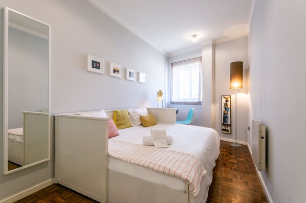 2 bedrooms, iron/ironing board, Internet, bed sheets