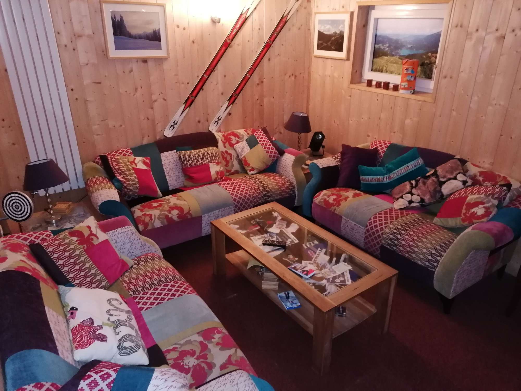 Una sala acogedora con un conjunto de sofás, una mesita de centro y una chimenea.