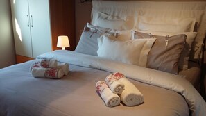 2 bedrooms, in-room safe, desk, iron/ironing board