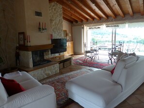 Smart-TV, Kamin, DVD-Player, Bücher