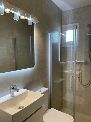 Badewanne, Haartrockner, Handtücher, Seife