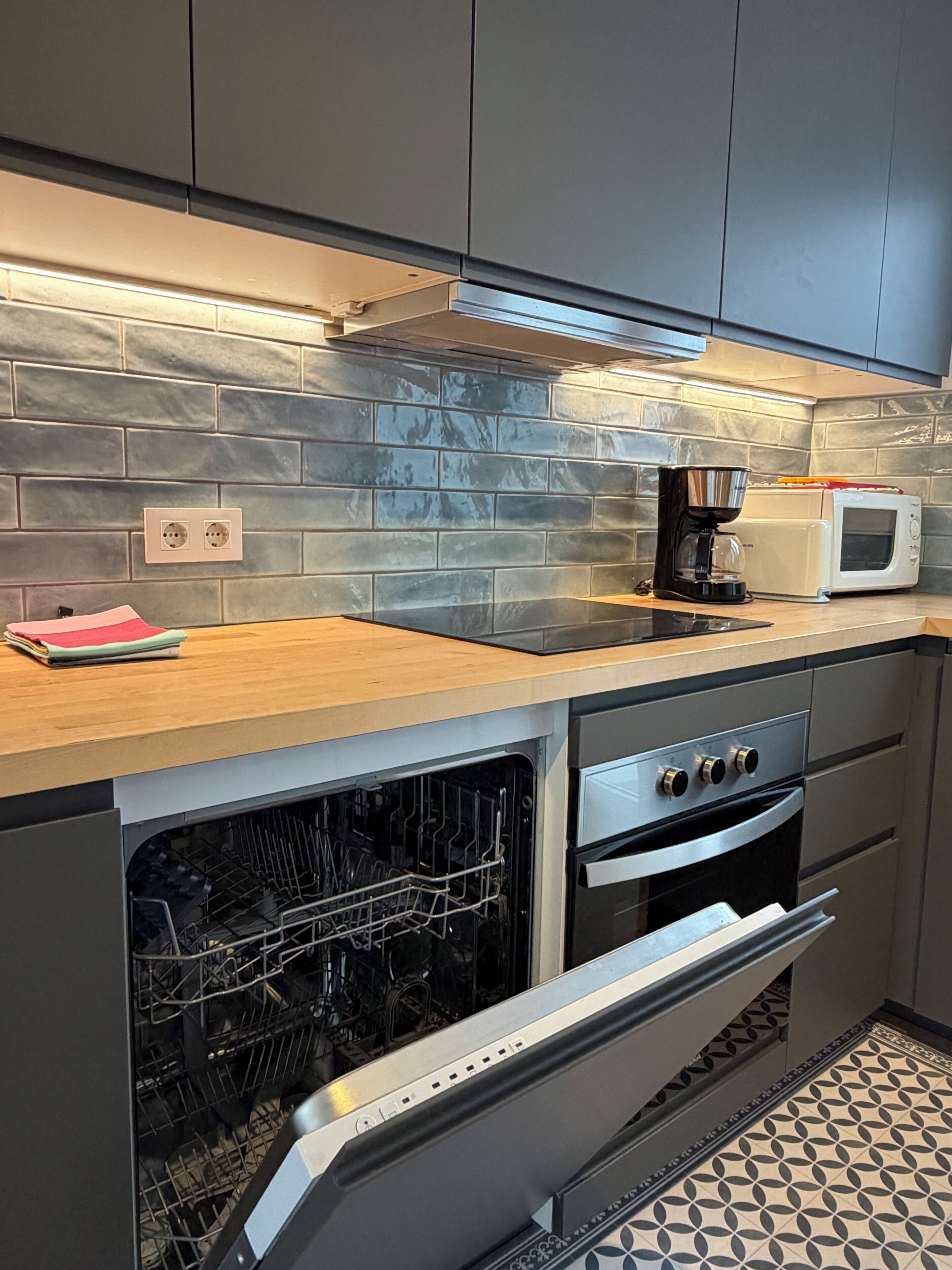 Réfrigérateur, micro-ondes, four, plaque de cuisson