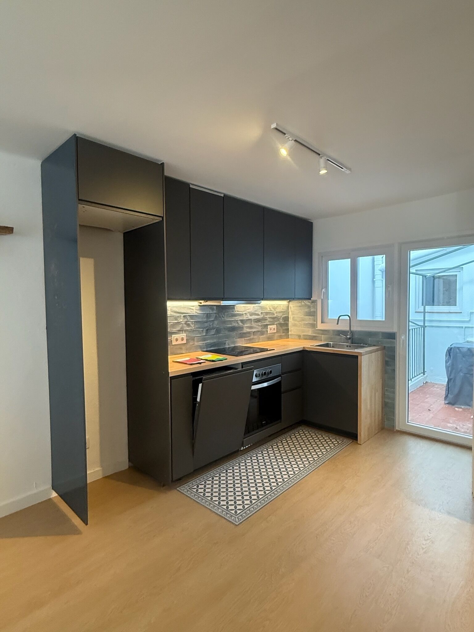 Frigorífico, microondas, horno y placa de cocina