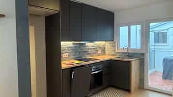 Frigorífico, microondas, horno y placa de cocina