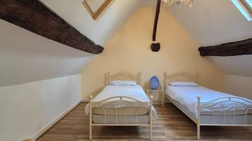 6 chambres, bureau, fer et planche Ă repasser, lit parapluie