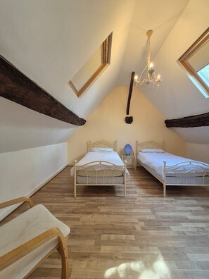 6 bedrooms, desk, iron/ironing board, travel cot