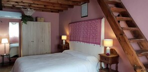 1 slaapkamer, een bureau, een strijkplank/strijkijzer, gratis wifi